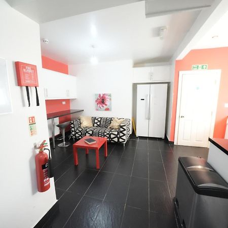 The Great Airport Place-Private Bedrooms With Private Bathroom-1 Bus To Heathrow Airport-5 Minutes By Car- Helpful Advice From Our Team Harmondsworth Exterior photo