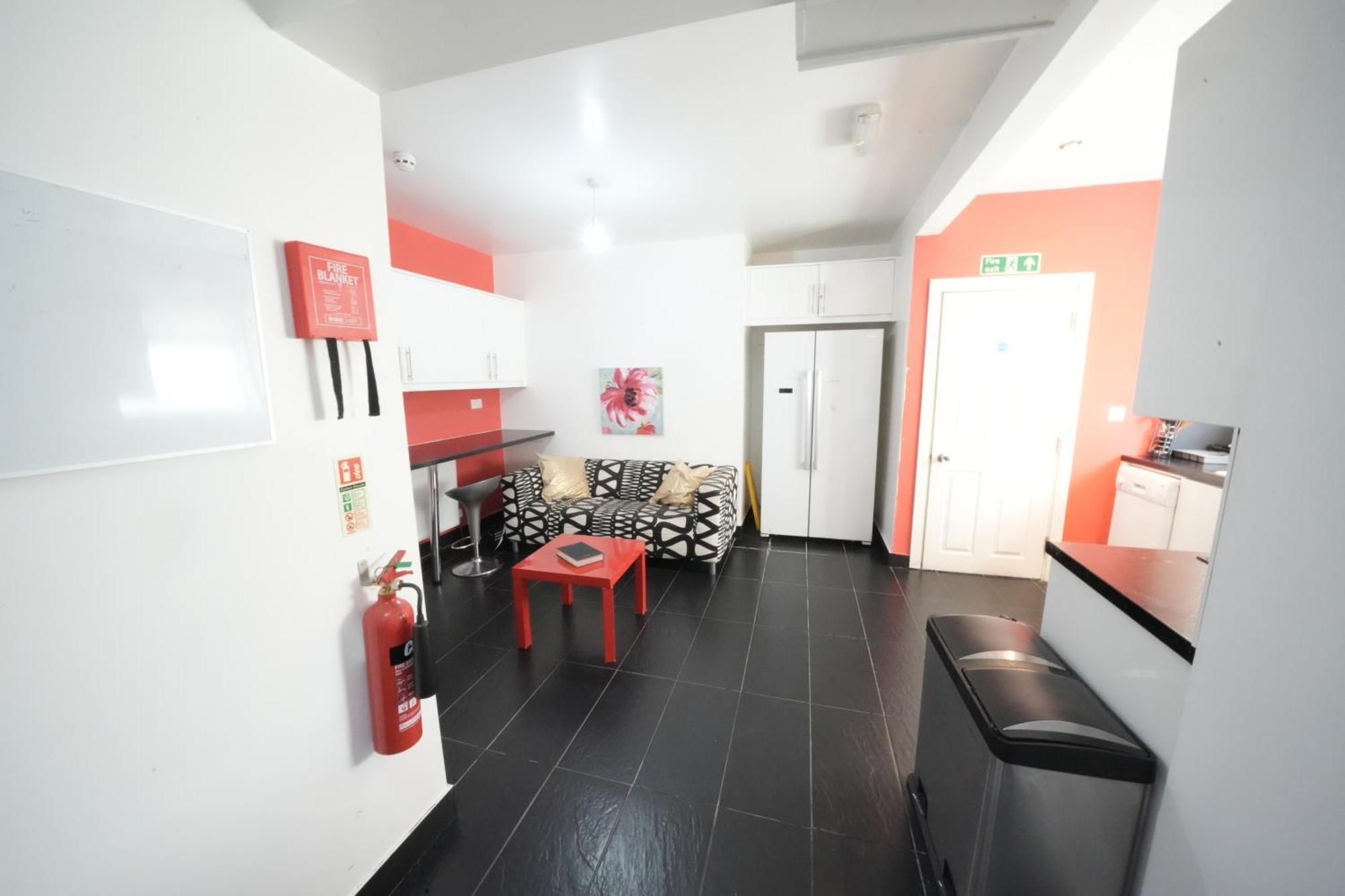 The Great Airport Place-Private Bedrooms With Private Bathroom-1 Bus To Heathrow Airport-5 Minutes By Car- Helpful Advice From Our Team Harmondsworth Exterior photo