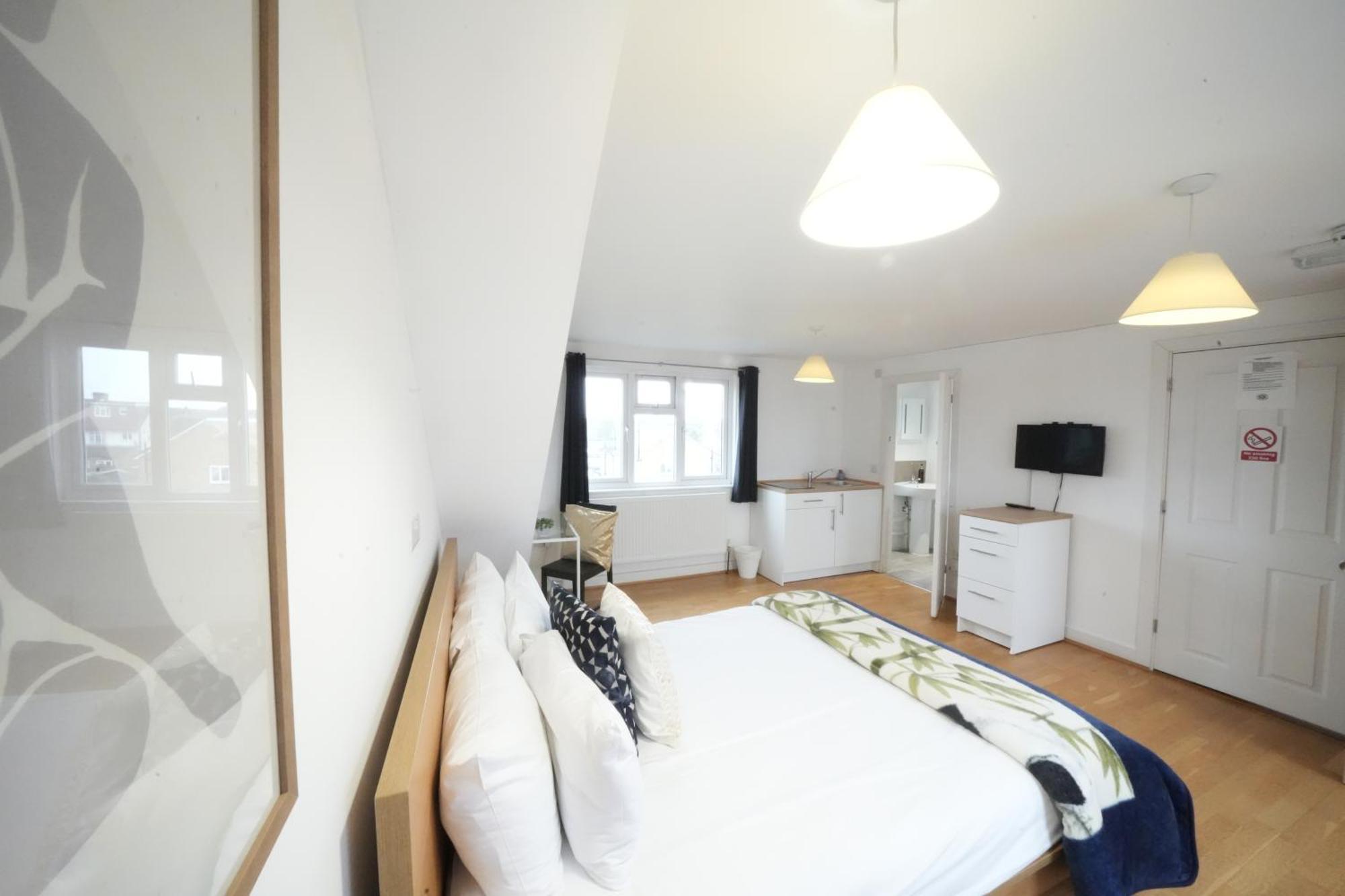 The Great Airport Place-Private Bedrooms With Private Bathroom-1 Bus To Heathrow Airport-5 Minutes By Car- Helpful Advice From Our Team Harmondsworth Exterior photo