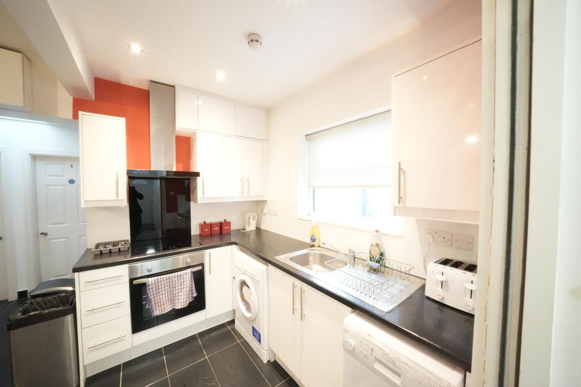 The Great Airport Place-Private Bedrooms With Private Bathroom-1 Bus To Heathrow Airport-5 Minutes By Car- Helpful Advice From Our Team Harmondsworth Exterior photo