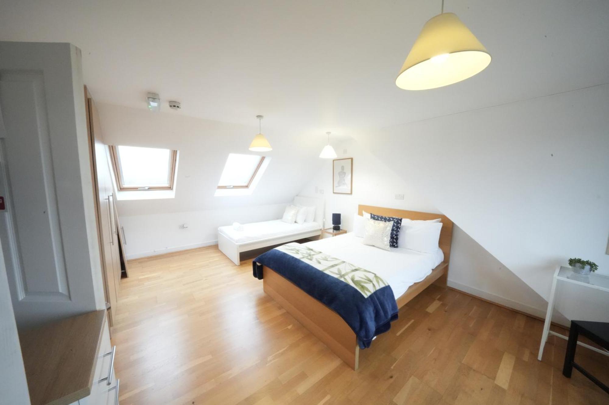 The Great Airport Place-Private Bedrooms With Private Bathroom-1 Bus To Heathrow Airport-5 Minutes By Car- Helpful Advice From Our Team Harmondsworth Exterior photo
