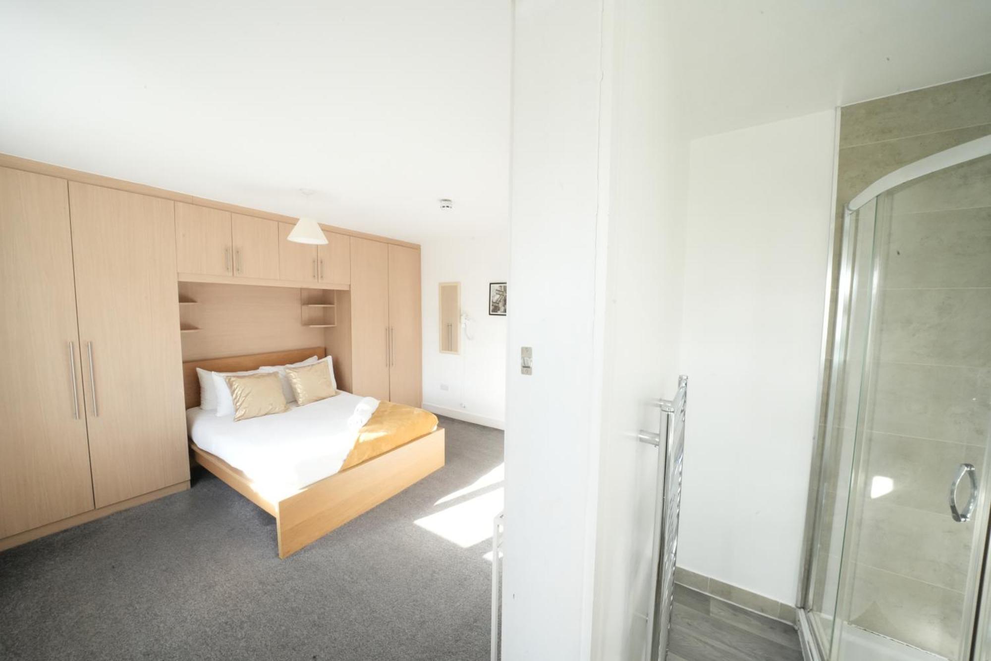 The Great Airport Place-Private Bedrooms With Private Bathroom-1 Bus To Heathrow Airport-5 Minutes By Car- Helpful Advice From Our Team Harmondsworth Exterior photo