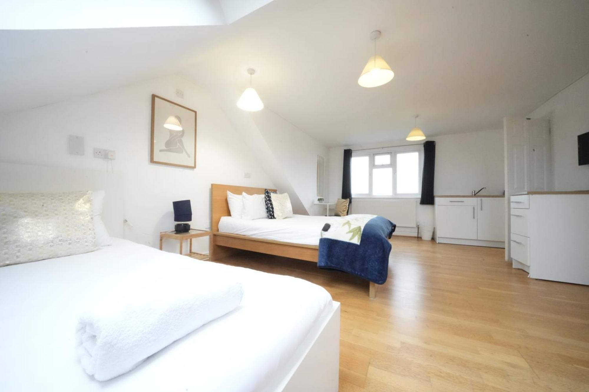 The Great Airport Place-Private Bedrooms With Private Bathroom-1 Bus To Heathrow Airport-5 Minutes By Car- Helpful Advice From Our Team Harmondsworth Exterior photo
