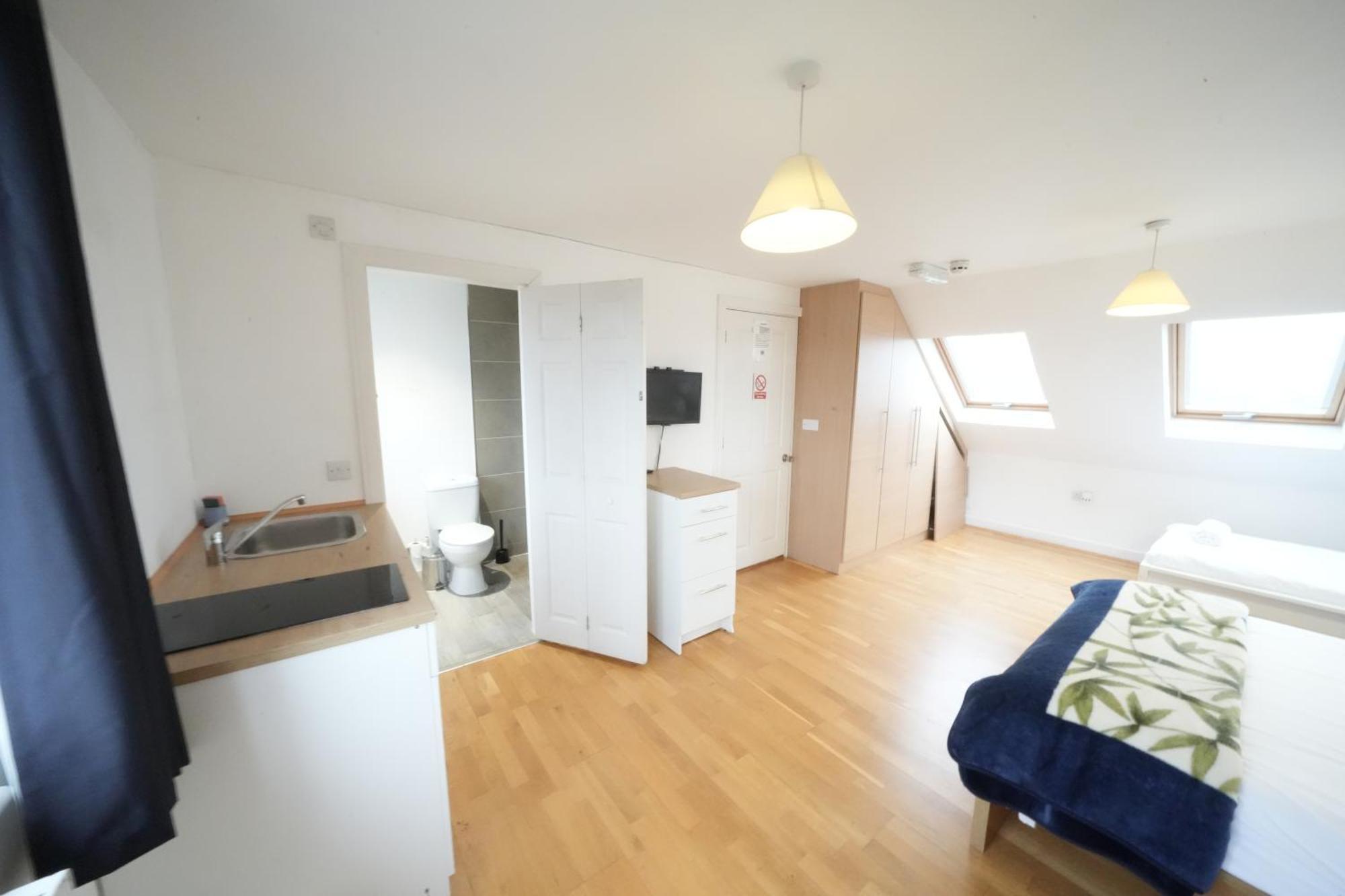The Great Airport Place-Private Bedrooms With Private Bathroom-1 Bus To Heathrow Airport-5 Minutes By Car- Helpful Advice From Our Team Harmondsworth Exterior photo