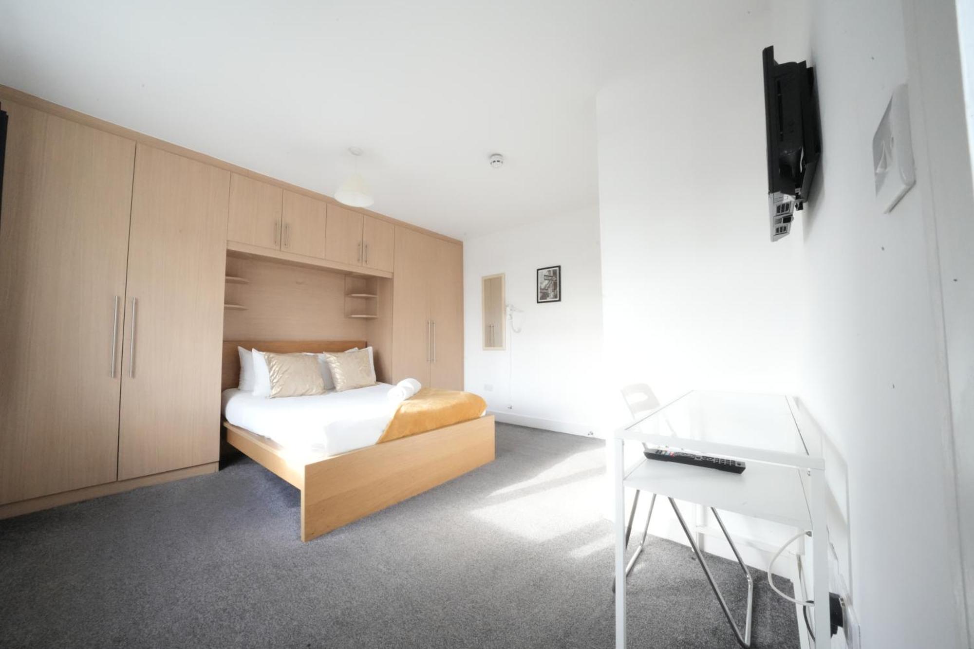 The Great Airport Place-Private Bedrooms With Private Bathroom-1 Bus To Heathrow Airport-5 Minutes By Car- Helpful Advice From Our Team Harmondsworth Exterior photo