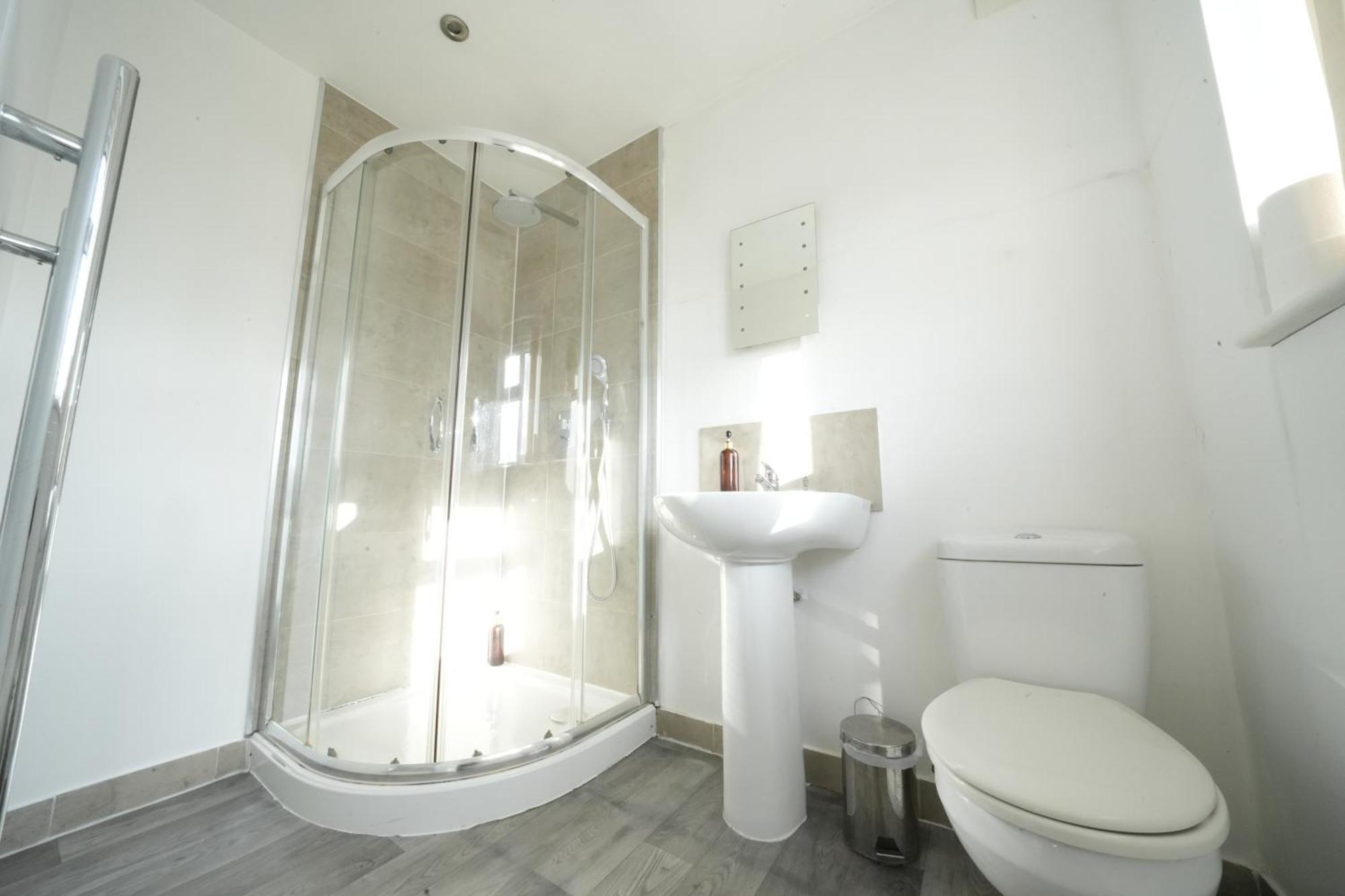 The Great Airport Place-Private Bedrooms With Private Bathroom-1 Bus To Heathrow Airport-5 Minutes By Car- Helpful Advice From Our Team Harmondsworth Exterior photo