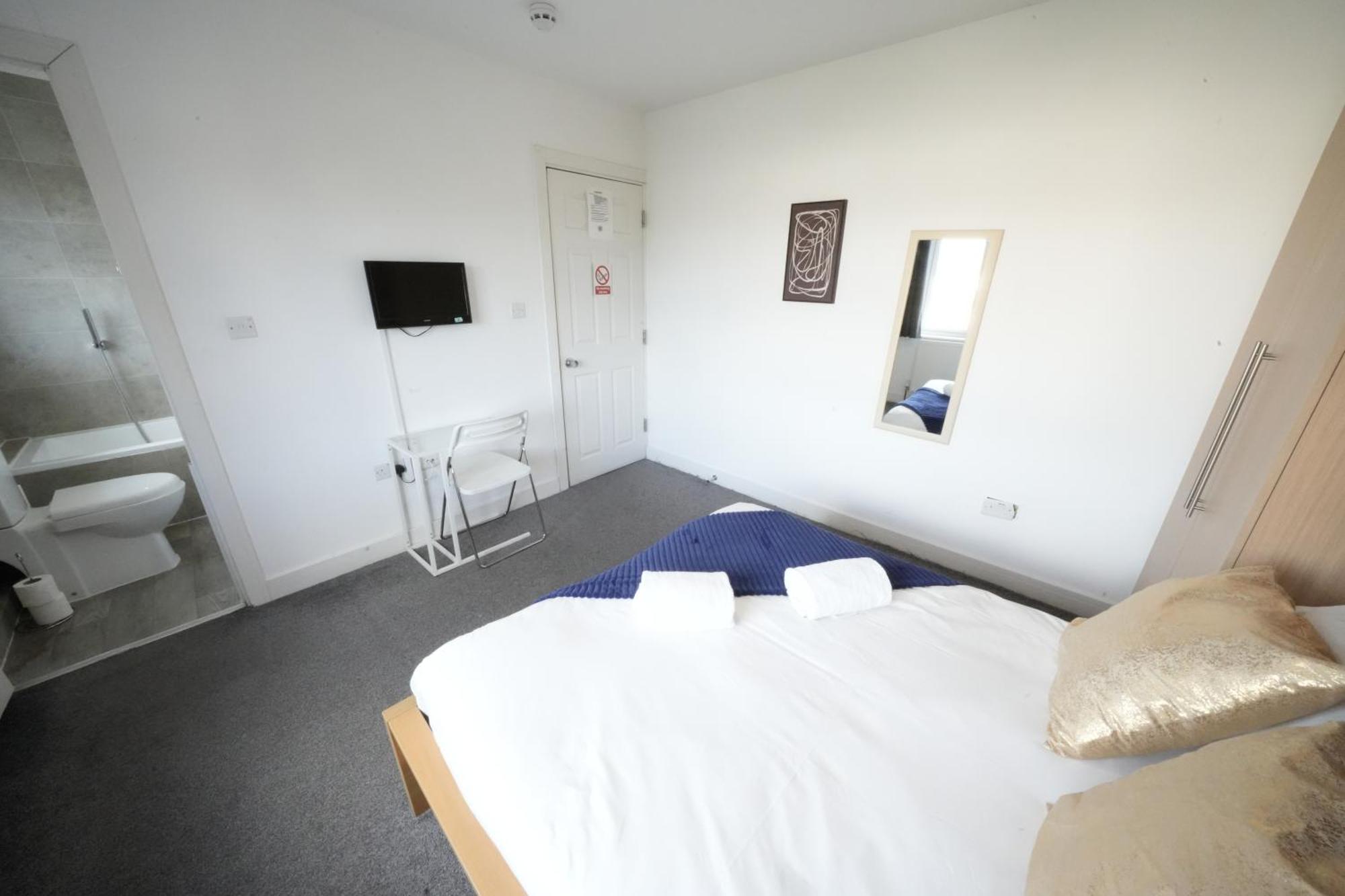 The Great Airport Place-Private Bedrooms With Private Bathroom-1 Bus To Heathrow Airport-5 Minutes By Car- Helpful Advice From Our Team Harmondsworth Exterior photo