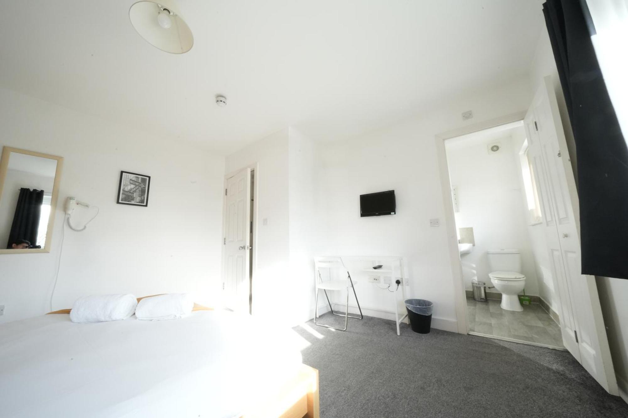 The Great Airport Place-Private Bedrooms With Private Bathroom-1 Bus To Heathrow Airport-5 Minutes By Car- Helpful Advice From Our Team Harmondsworth Exterior photo