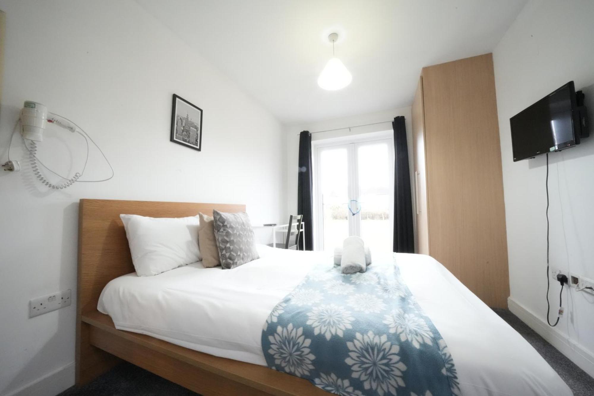 The Great Airport Place-Private Bedrooms With Private Bathroom-1 Bus To Heathrow Airport-5 Minutes By Car- Helpful Advice From Our Team Harmondsworth Exterior photo