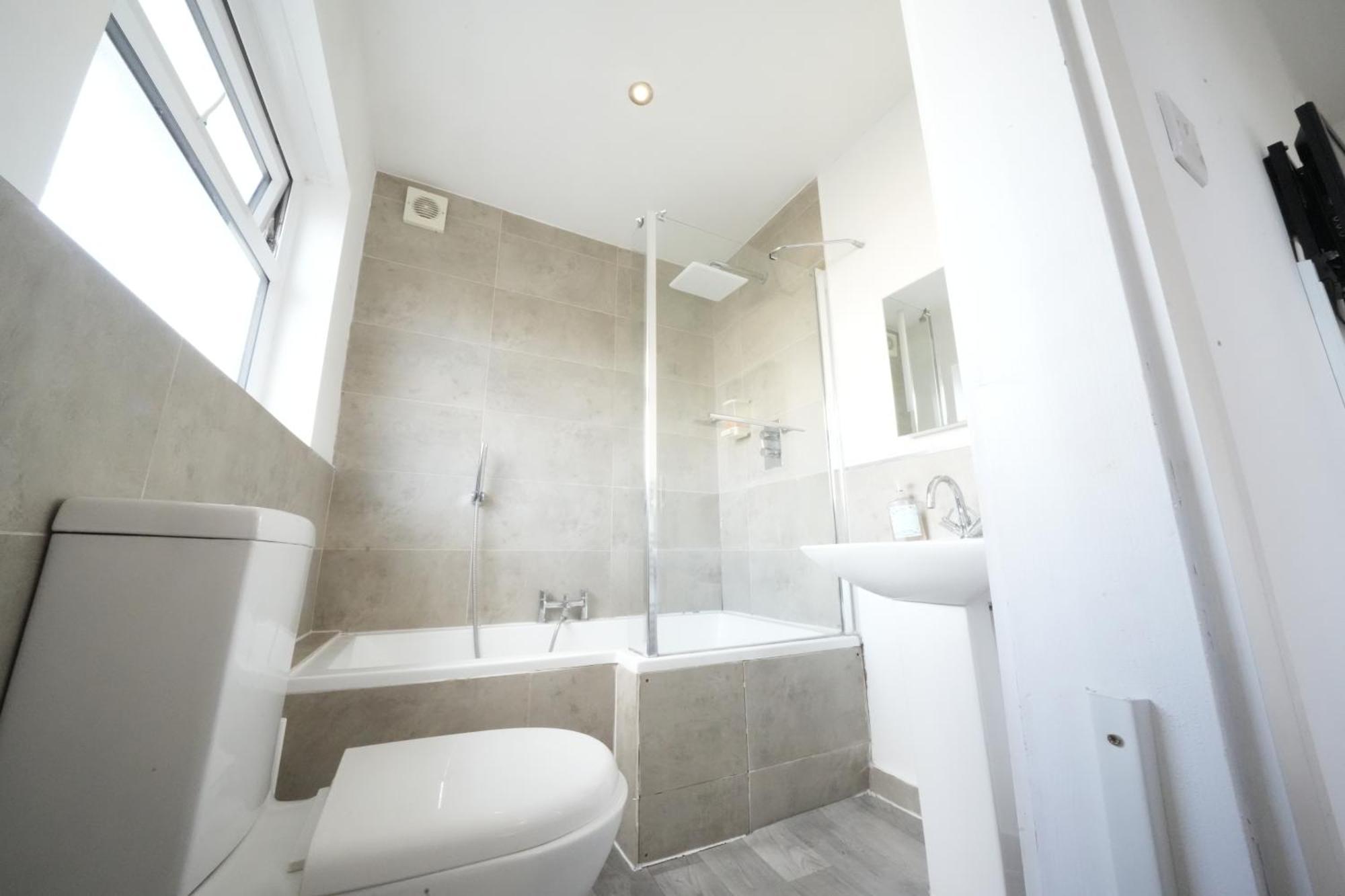 The Great Airport Place-Private Bedrooms With Private Bathroom-1 Bus To Heathrow Airport-5 Minutes By Car- Helpful Advice From Our Team Harmondsworth Exterior photo