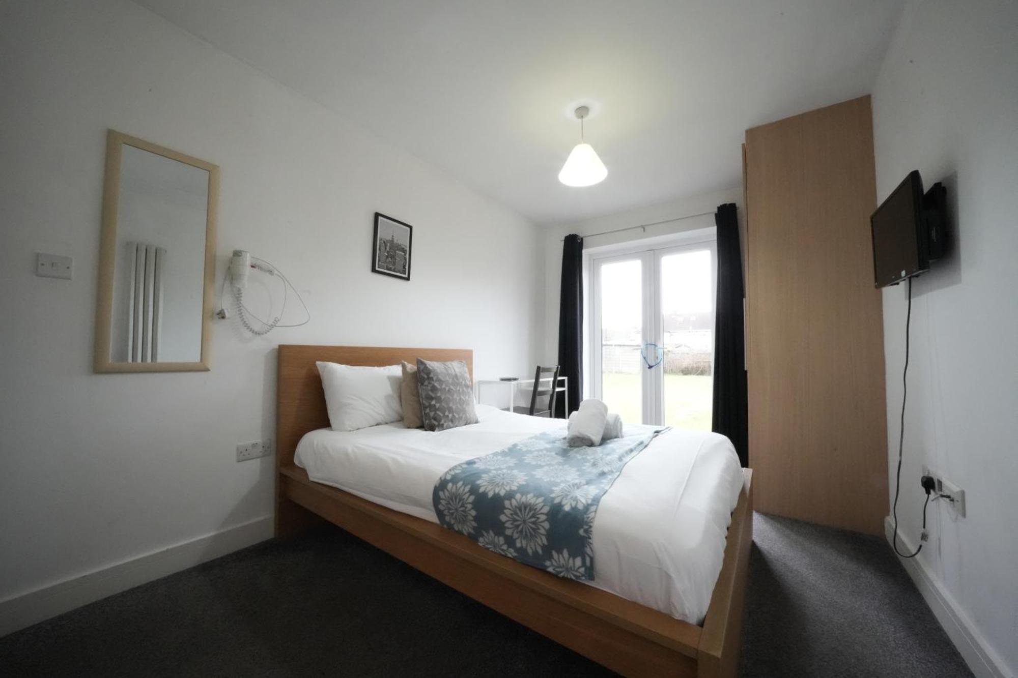 The Great Airport Place-Private Bedrooms With Private Bathroom-1 Bus To Heathrow Airport-5 Minutes By Car- Helpful Advice From Our Team Harmondsworth Exterior photo