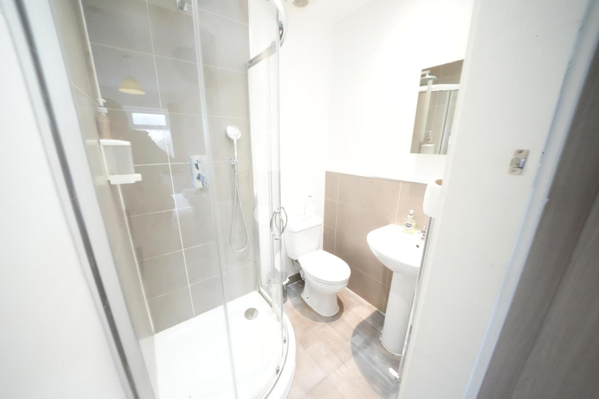 The Great Airport Place-Private Bedrooms With Private Bathroom-1 Bus To Heathrow Airport-5 Minutes By Car- Helpful Advice From Our Team Harmondsworth Exterior photo