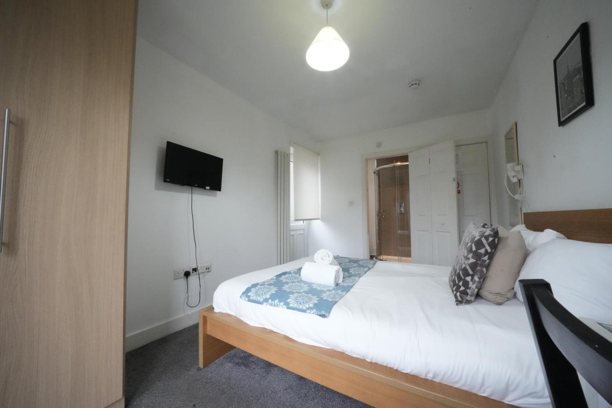 The Great Airport Place-Private Bedrooms With Private Bathroom-1 Bus To Heathrow Airport-5 Minutes By Car- Helpful Advice From Our Team Harmondsworth Exterior photo