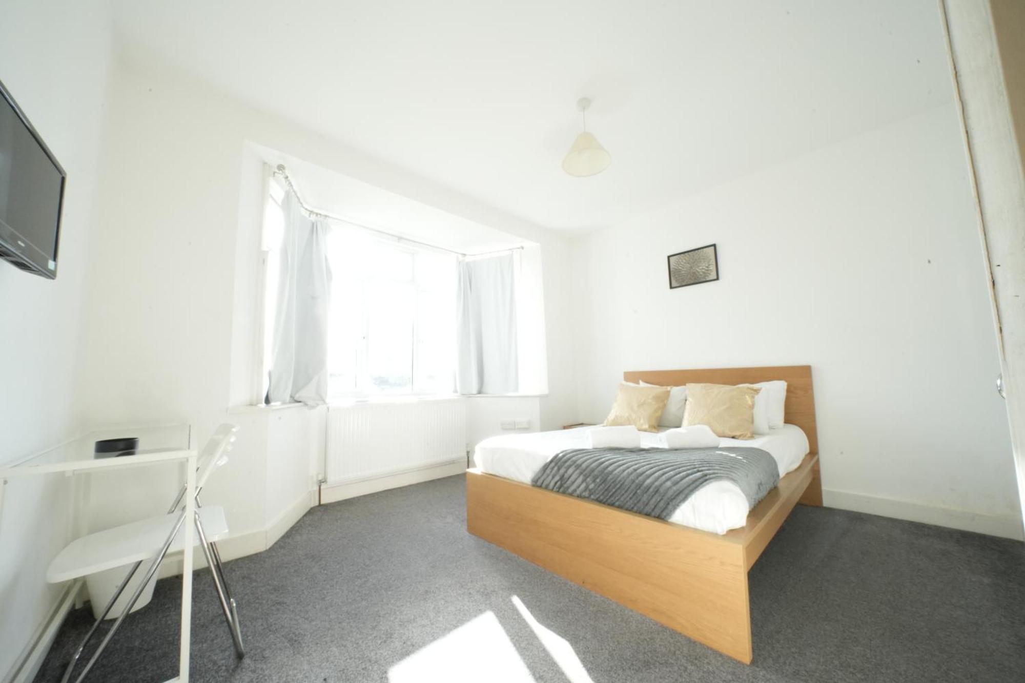 The Great Airport Place-Private Bedrooms With Private Bathroom-1 Bus To Heathrow Airport-5 Minutes By Car- Helpful Advice From Our Team Harmondsworth Exterior photo