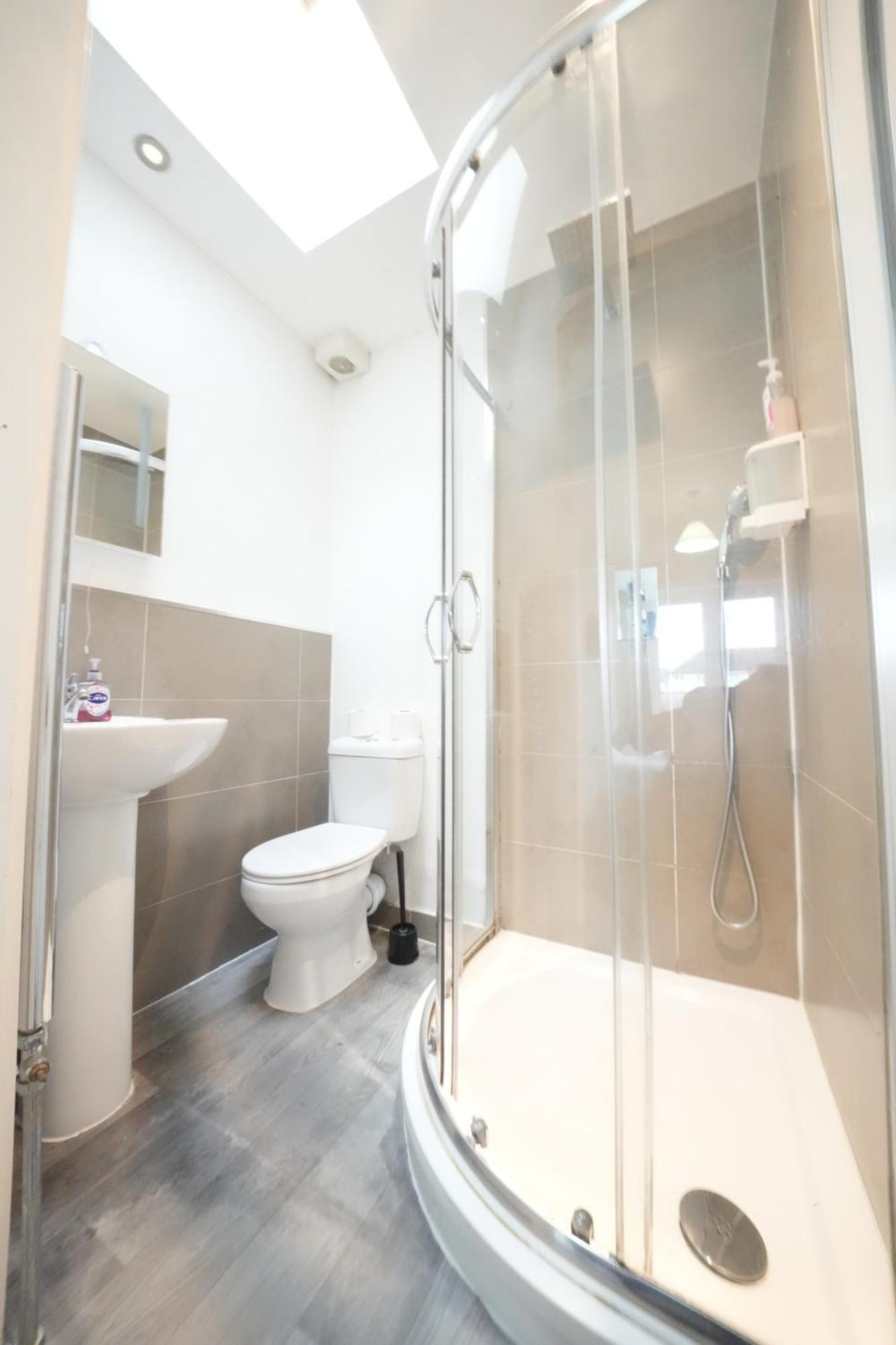 The Great Airport Place-Private Bedrooms With Private Bathroom-1 Bus To Heathrow Airport-5 Minutes By Car- Helpful Advice From Our Team Harmondsworth Exterior photo