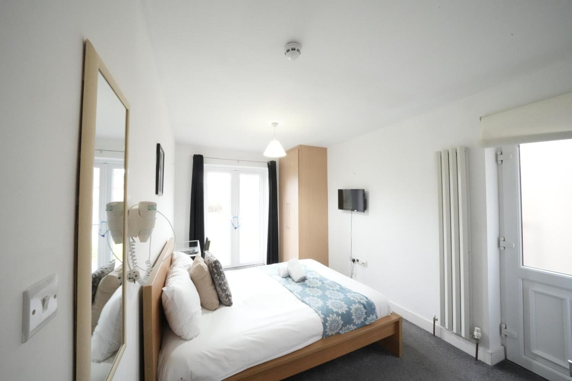 The Great Airport Place-Private Bedrooms With Private Bathroom-1 Bus To Heathrow Airport-5 Minutes By Car- Helpful Advice From Our Team Harmondsworth Exterior photo