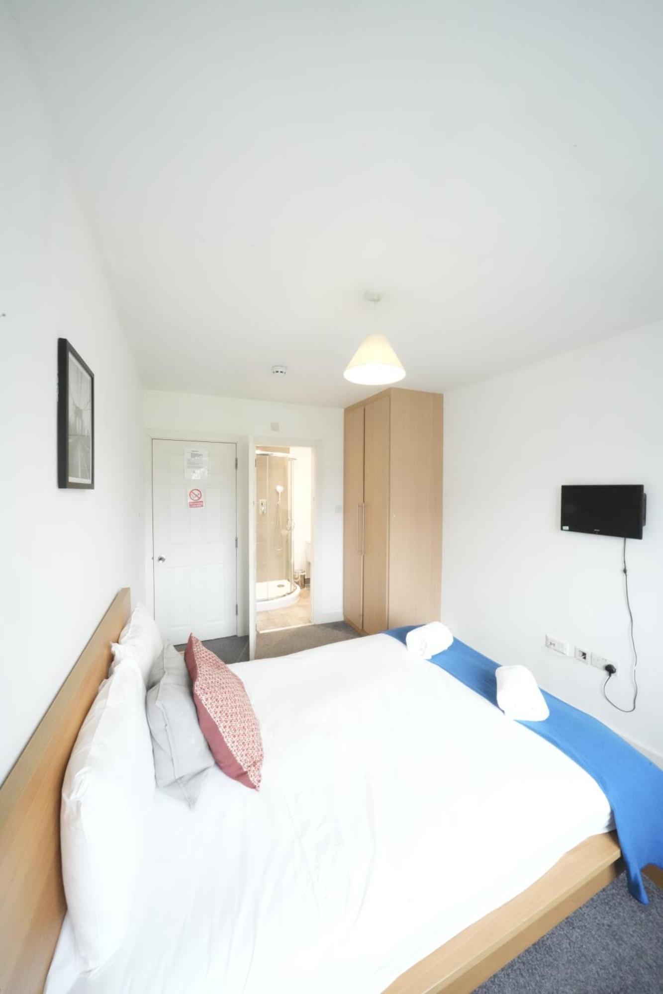 The Great Airport Place-Private Bedrooms With Private Bathroom-1 Bus To Heathrow Airport-5 Minutes By Car- Helpful Advice From Our Team Harmondsworth Exterior photo