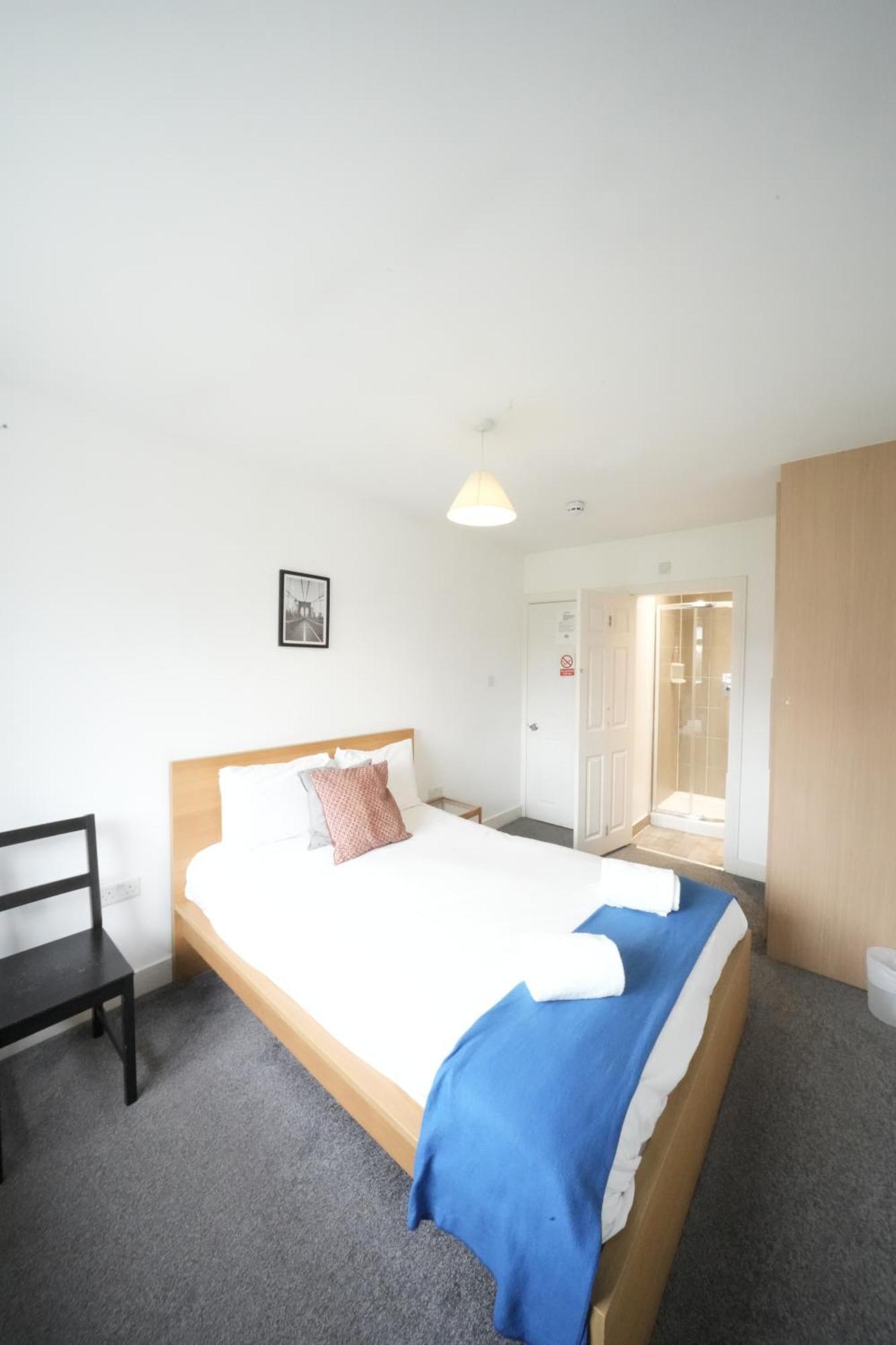 The Great Airport Place-Private Bedrooms With Private Bathroom-1 Bus To Heathrow Airport-5 Minutes By Car- Helpful Advice From Our Team Harmondsworth Exterior photo