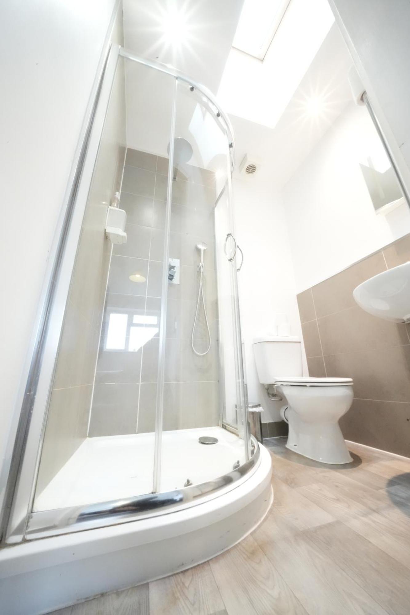 The Great Airport Place-Private Bedrooms With Private Bathroom-1 Bus To Heathrow Airport-5 Minutes By Car- Helpful Advice From Our Team Harmondsworth Exterior photo