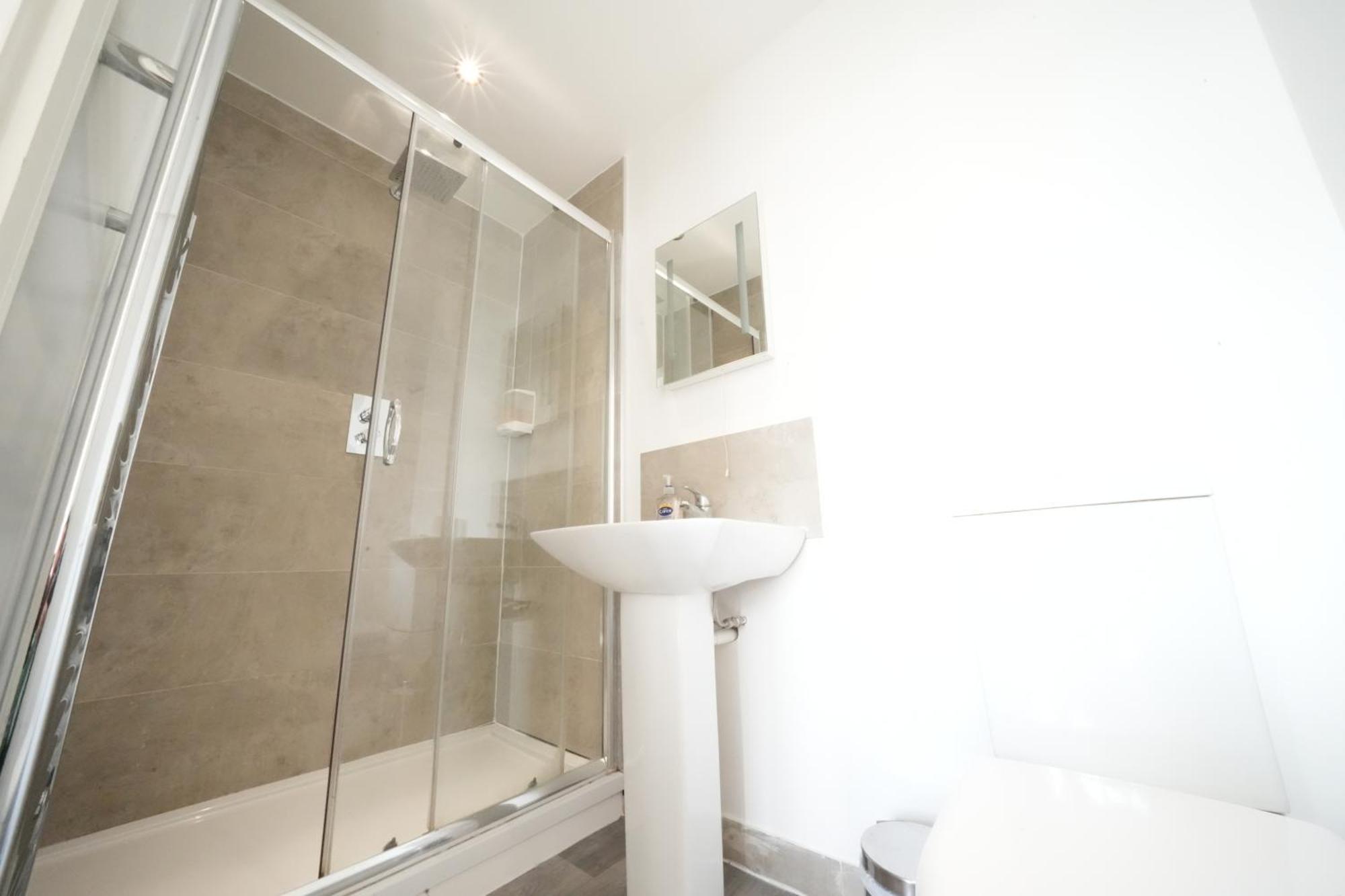 The Great Airport Place-Private Bedrooms With Private Bathroom-1 Bus To Heathrow Airport-5 Minutes By Car- Helpful Advice From Our Team Harmondsworth Exterior photo
