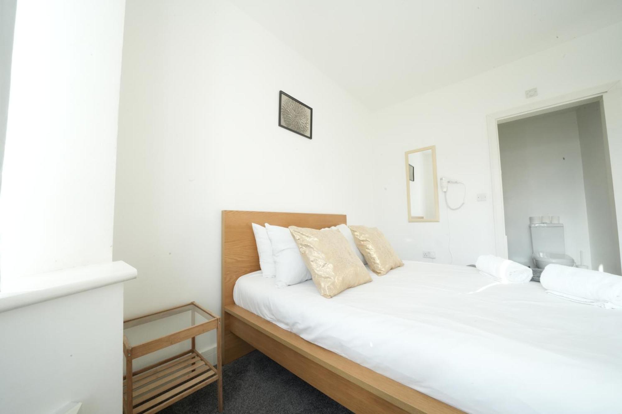 The Great Airport Place-Private Bedrooms With Private Bathroom-1 Bus To Heathrow Airport-5 Minutes By Car- Helpful Advice From Our Team Harmondsworth Exterior photo
